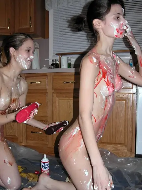 Miko Starr en Roxanne, slanke amateur-teens, kleden zich uit en maken een rommel in een keuken