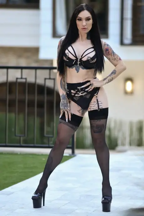 Misha Montana, die tätowierte Gothic-Schönheit, reitet einen BBC und beendet es mit ihren Füßen