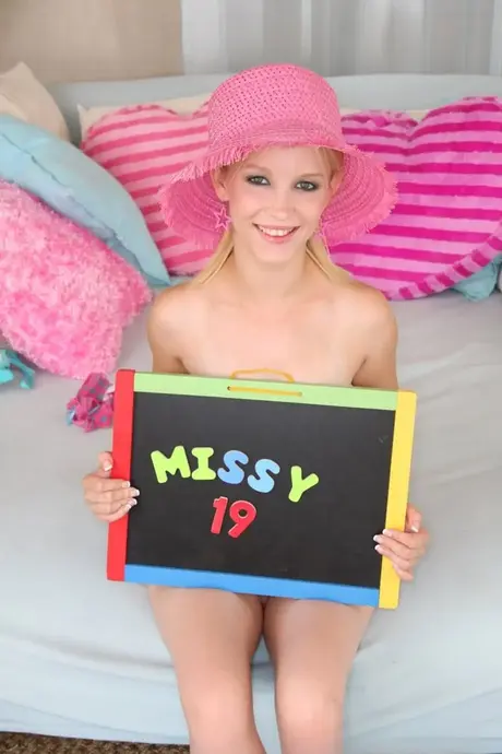 Missy Mae, blondýna s velkými kozy a bradavkami, se utká s monstrózním ptákem