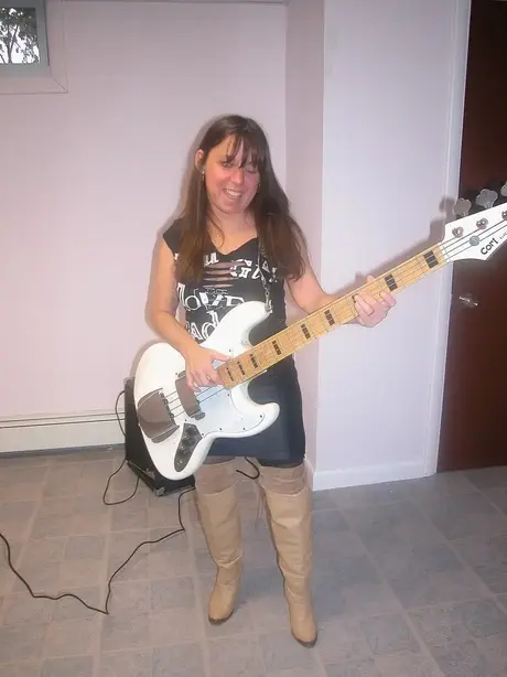 Frække MILF Vixen spiller guitar og klæder sig af til sine strømper