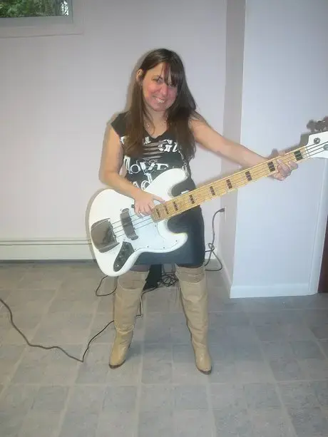 Frække MILF Vixen spiller guitar og klæder sig af til sine strømper