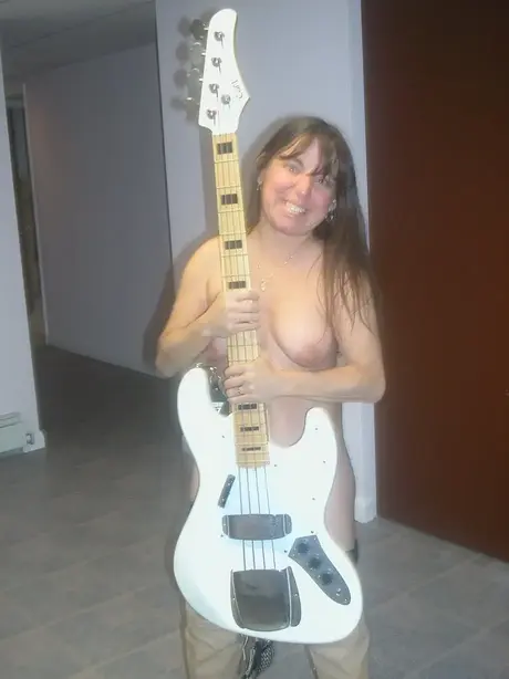 Frække MILF Vixen spiller guitar og klæder sig af til sine strømper