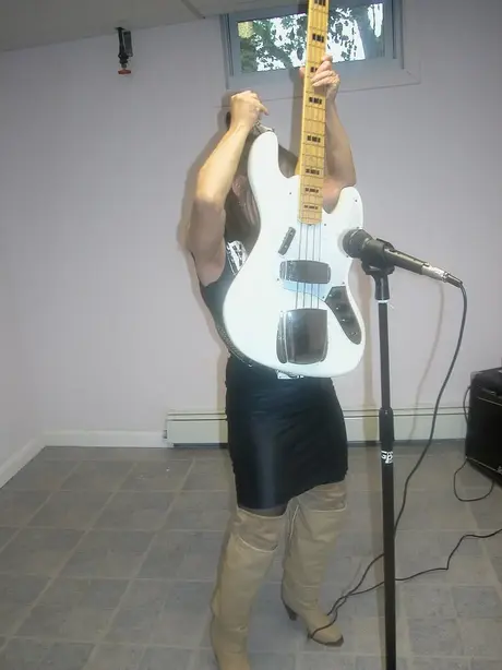 Frække MILF Vixen spiller guitar og klæder sig af til sine strømper