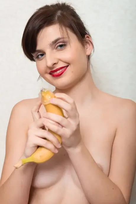 Úřednice Zlata si zasouvá banán do své ochlupené vagíny
