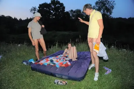 Oksana v vášnivém outdoorovém trojce se dvěma hřebci