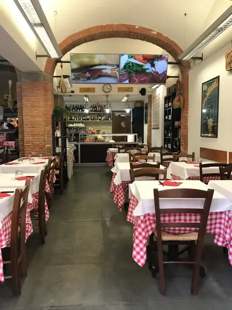 En vacances en Italie, la MILF asiatique Susi prend une grosse bite dans sa chambre d'hôtel