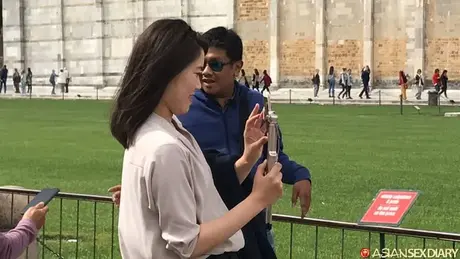 En vacances en Italie, la MILF asiatique Susi prend une grosse bite dans sa chambre d'hôtel