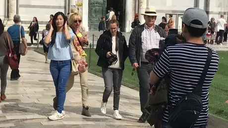 En vacances en Italie, la MILF asiatique Susi prend une grosse bite dans sa chambre d'hôtel