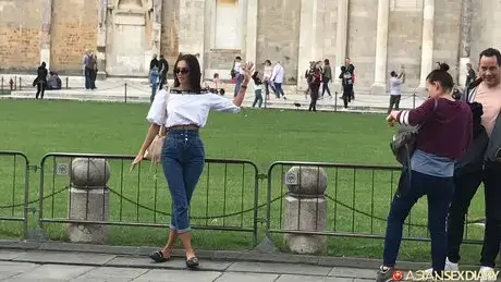 En vacances en Italie, la MILF asiatique Susi prend une grosse bite dans sa chambre d'hôtel