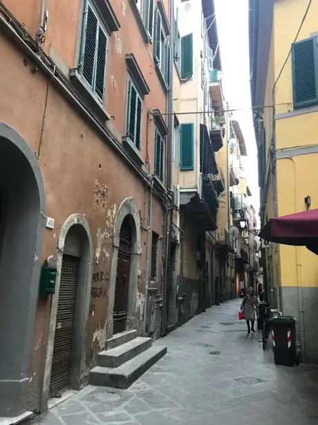En vacances en Italie, la MILF asiatique Susi prend une grosse bite dans sa chambre d'hôtel