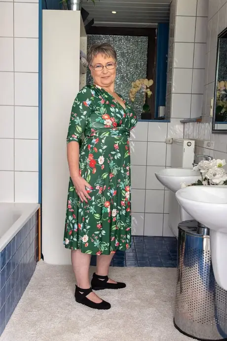 Petra, niegrzeczna babcia, odsłania swoją cipkę w pikantnym striptizie w łazience