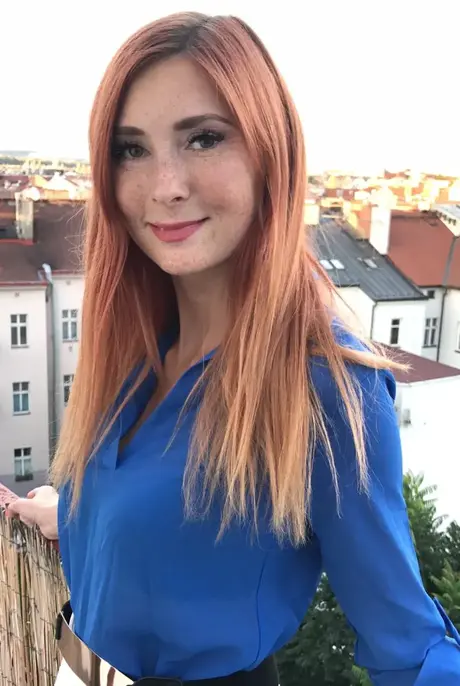 Rødhårede Kattie Gold klæder sig af og spreder sin stramme fisse til POV-sex