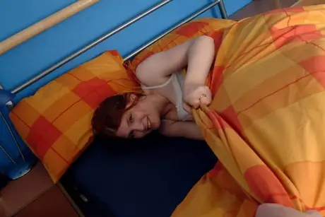 Chelsea K ruiva com grandes seios caídos se masturba na cama