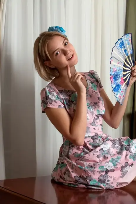 Sandra si svlékne letní šaty a odhalí oholenou píču a pevný zadek