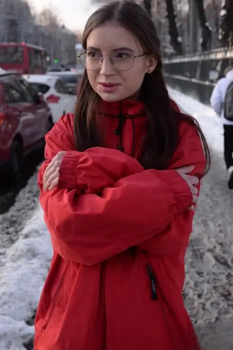 戴眼镜的瘦削少女Selena在激烈的肛交后接受颜射