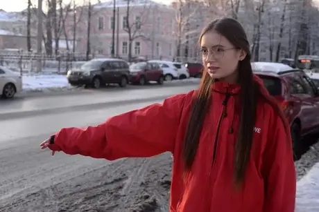 Selena, den tynde teenager med briller, får en ansigtsudløsning efter et solidt analknald