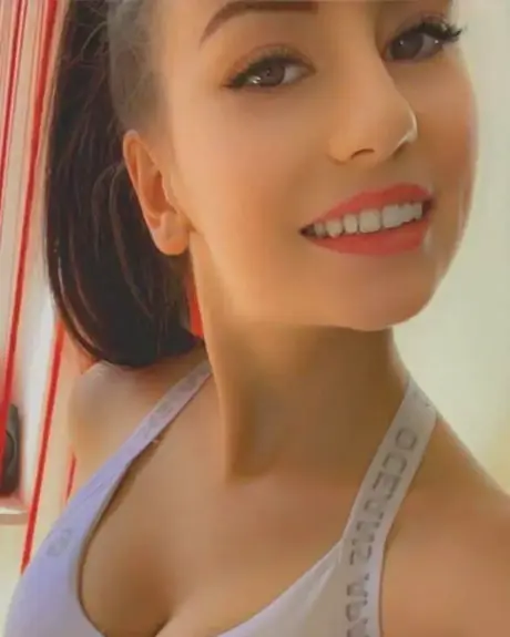 Sexy kompilace okouzlující krásky, která pokouší v bralette s velkými prsy