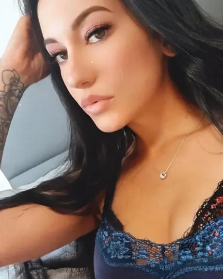 Sexy kompilace okouzlující krásky, která pokouší v bralette s velkými prsy