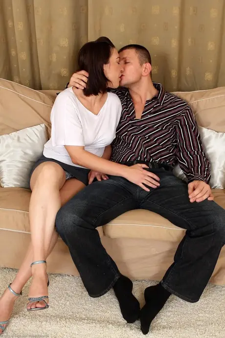 Seksowna MILF Laura K ujeżdża gorącego kutasa, ściskając swoje duże cycki