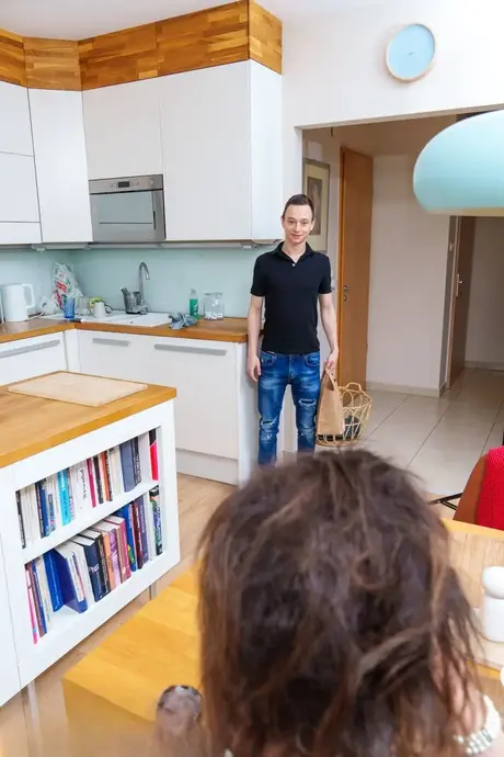 Sissy Neri, nezbedná macecha, šuká svého nevlastního syna a nechá ho udělat se na svých velkých kozech