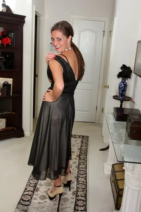 Štíhlá MILF Veronica Johnson se zcela svléká a odhaluje velký zadek a pečlivě upravenou píču