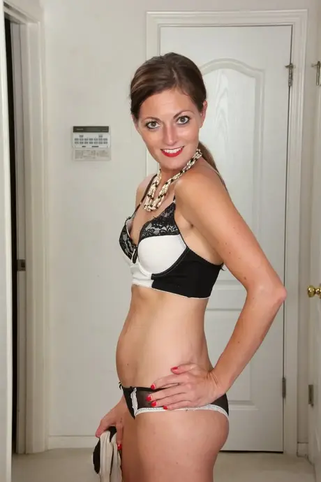 Štíhlá MILF Veronica Johnson se zcela svléká a odhaluje velký zadek a pečlivě upravenou píču