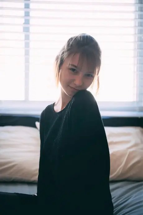 Štíhlá kráska Eveelyn SG se po svléknutí uvolněně válí na posteli v tangách