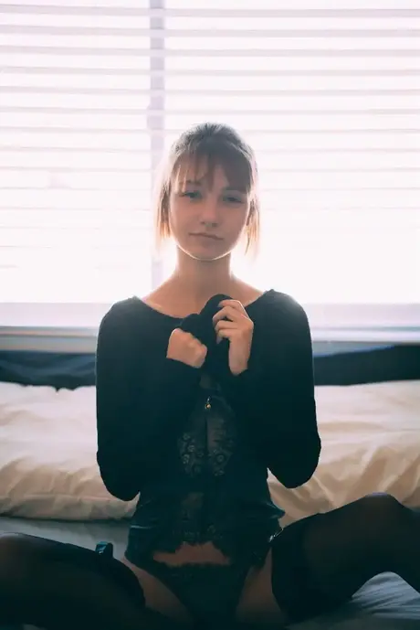 Štíhlá kráska Eveelyn SG se po svléknutí uvolněně válí na posteli v tangách