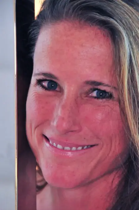 Štíhlá manželka Sofie Marie předvádí svůj velký zadek a dráždí ochlupením