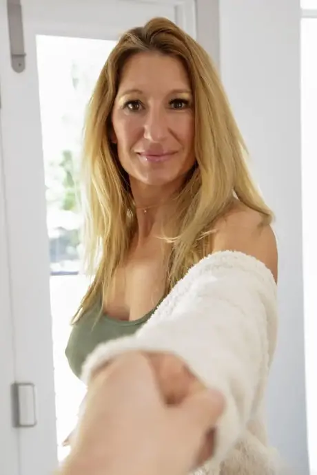 Sloan Rider, prsatá MILF, se účastní hardcore POV sexu v mnoha polohách