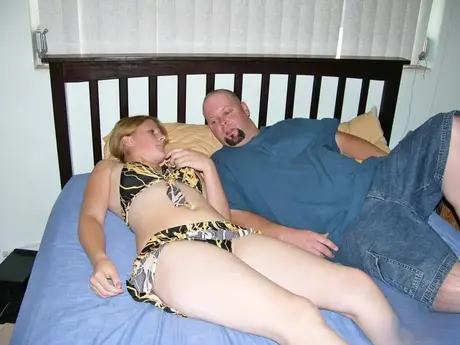 Erdbeerblonde Amateurin mit rasierter Muschi lutscht einen Glatzkopf
