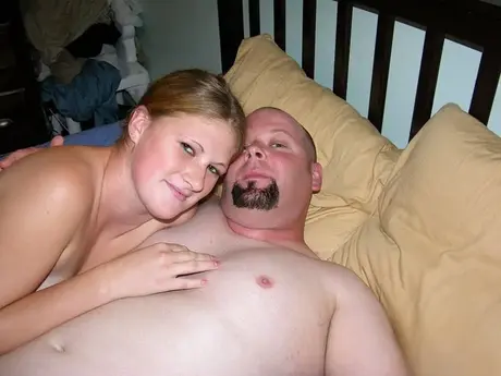 Erdbeerblonde Amateurin mit rasierter Muschi lutscht einen Glatzkopf