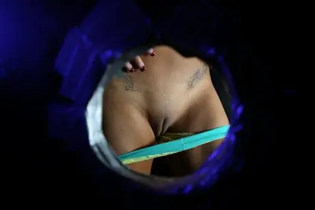 Opálená bruneta Nadia Capri se postaví pěti tvrdým ptákům a dostane výstřik na obličej