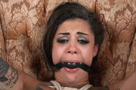 Tetovaná MILF Bonnie Rotten svázaná a s roubíkem, zatímco si hrají s její stříkající kundou
