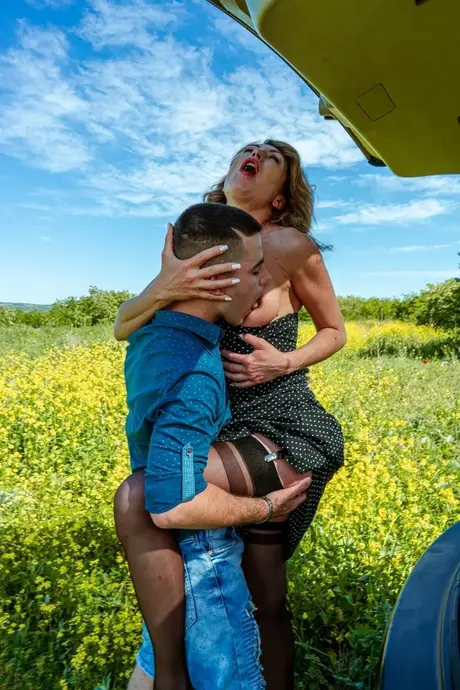 Ukrajinská nymfomanka Julia North si nechá vymrdat obě díry od teenagera venku