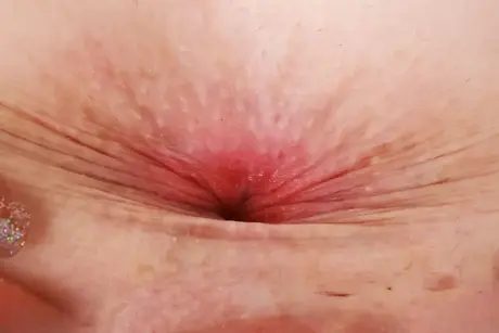 La rossa Madi Collins mostra il suo bel culo prima di un primo piano della sua figa
