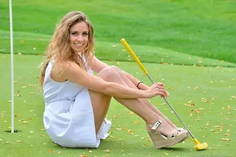 Divoká Reese se svléká na greenu a zasouvá si golfovou hůl do kundy