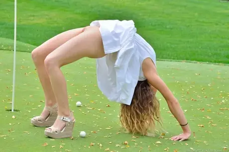 Divoká Reese se svléká na greenu a zasouvá si golfovou hůl do kundy
