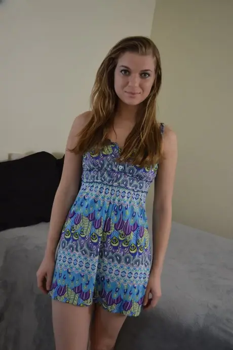 WouJ, une jolie fille, soulève sa robe pour dévoiler des sous-vêtements violets