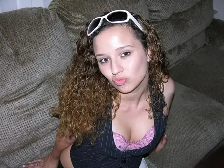 Une jeune femme de 18 ans se doigte la chatte rasée lors de ses débuts de mannequin nue
