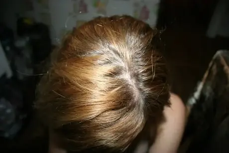 Die bezaubernde Simona zeigt ihre kleinen Brüste und ihre rasierte Muschi, während sie völlig nackt ist