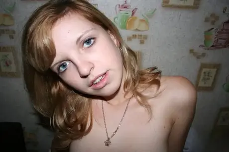 Die bezaubernde Simona zeigt ihre kleinen Brüste und ihre rasierte Muschi, während sie völlig nackt ist