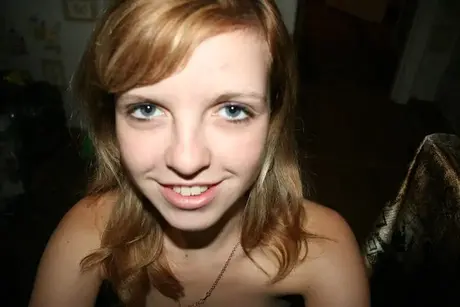 Die bezaubernde Simona zeigt ihre kleinen Brüste und ihre rasierte Muschi, während sie völlig nackt ist