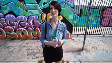 Alex Harper, la sexy fille aux petits seins, se fait baiser à l'arrière d'une camionnette