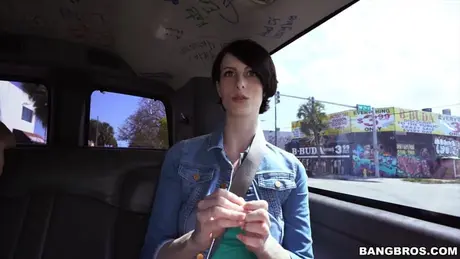 Alex Harper, la sexy fille aux petits seins, se fait baiser à l'arrière d'une camionnette