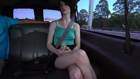 Alex Harper, la sexy fille aux petits seins, se fait baiser à l'arrière d'une camionnette