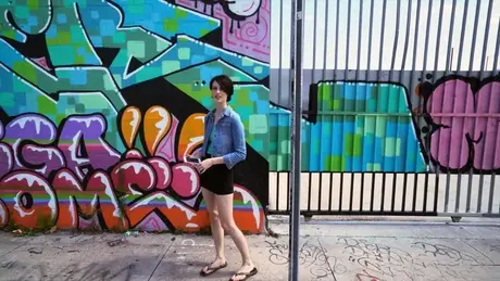 Alex Harper, la sexy fille aux petits seins, se fait baiser à l'arrière d'une camionnette
