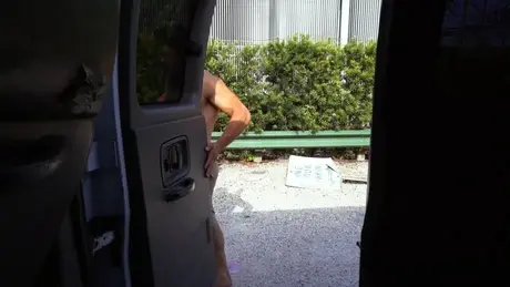 Alex Harper, la sexy fille aux petits seins, se fait baiser à l'arrière d'une camionnette