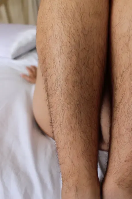 Plně přirozená MILF Nikki Silver ukazuje své ochlupené části těla a pózuje