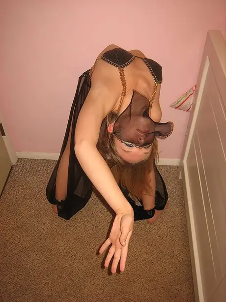 A sedutora Kitty se diverte com seu brinquedo anal enquanto exibe seu grande bumbum